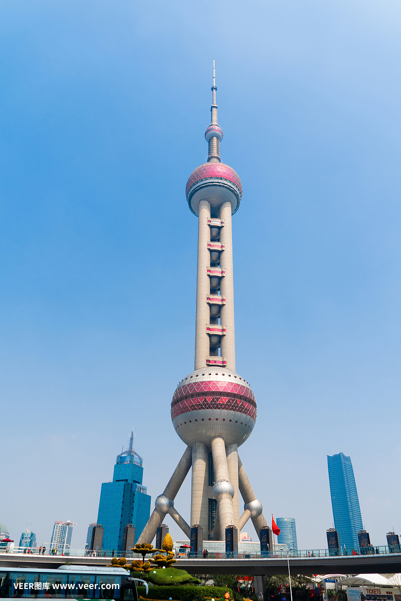 上海东方明珠电视塔位于中国上海市中心天际线。亚洲智慧城市的金融区和商业中心。摩天大楼和高层建筑与蓝天