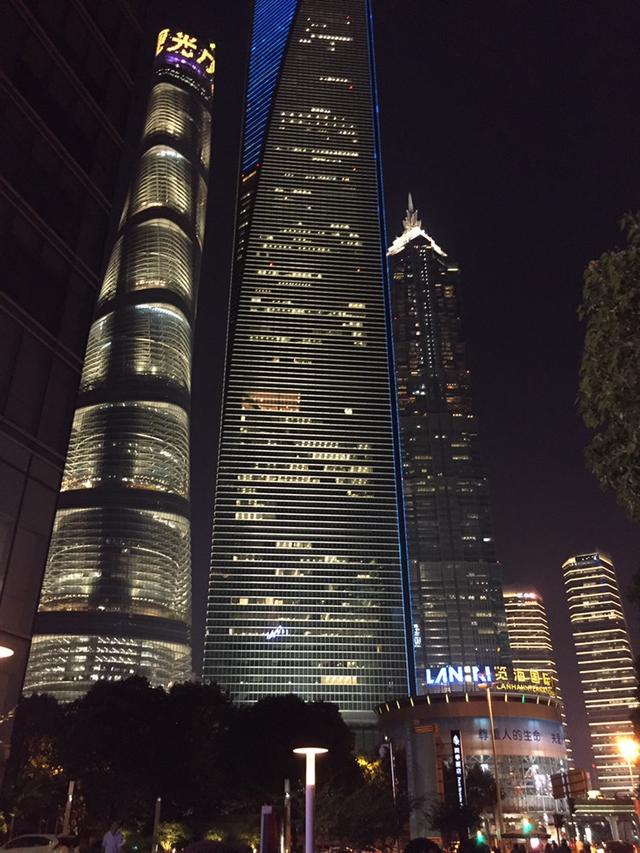 马上跨年了,来看看上海陆家嘴中心大厦夜景高清大图吧!