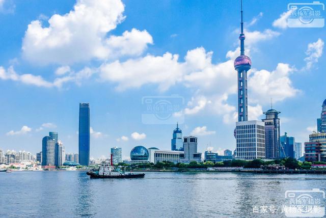 蓝天白云下上海外滩的城市风光